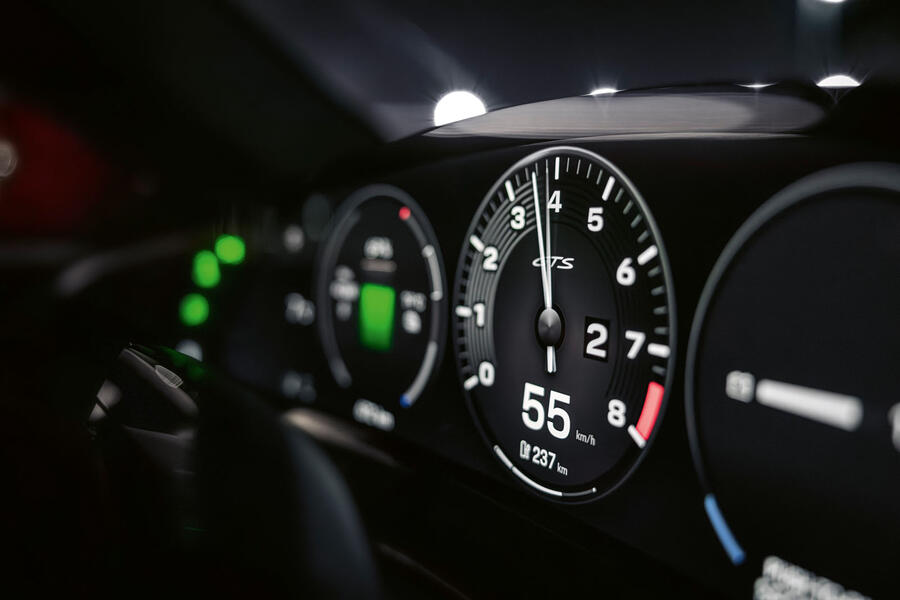 Porsche Taycan GTS rev counter