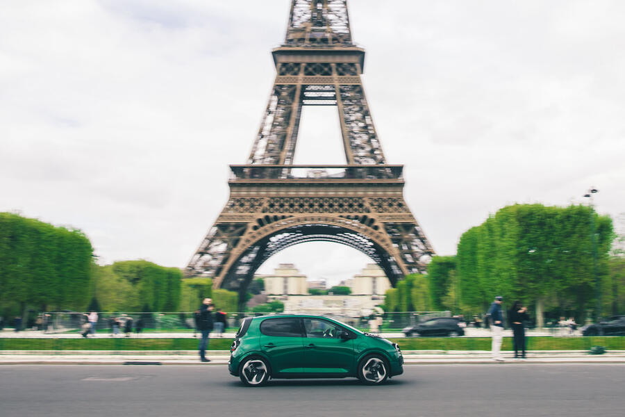 Renault Twingo passing Eiffel Tower
