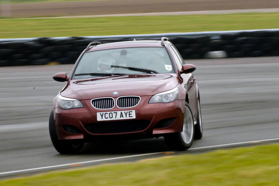 2007 BMW M5 Touring powersliding