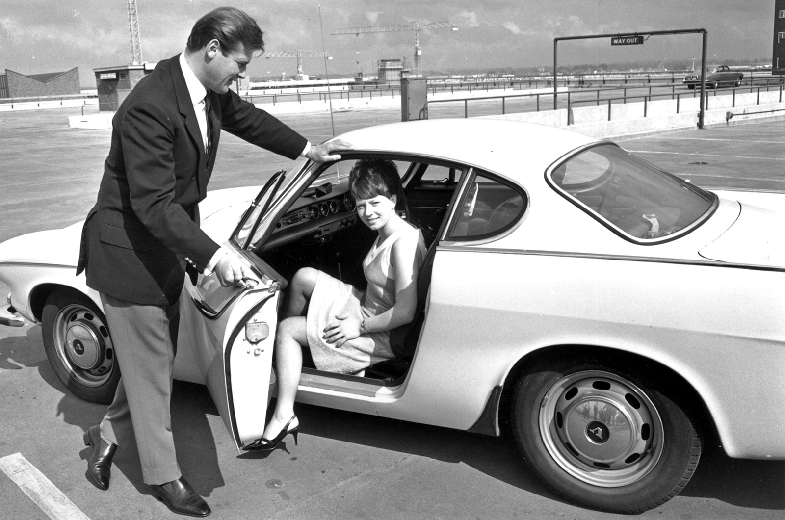Roger Moore – Volvo P1800