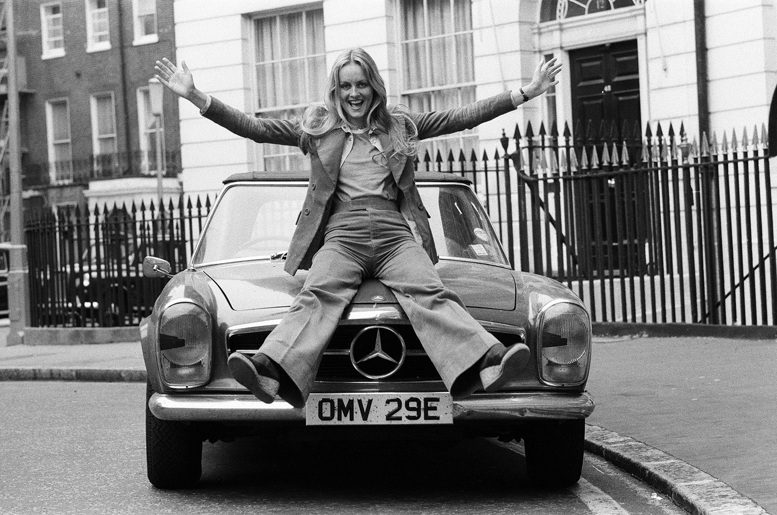 Twiggy – Mercedes-Benz 250 SL