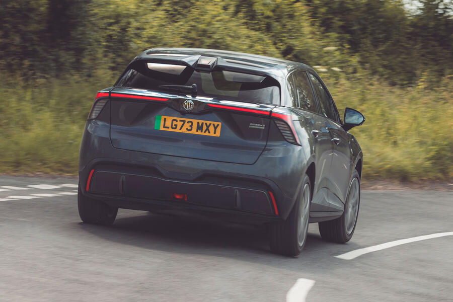 MG 4 driving – rear