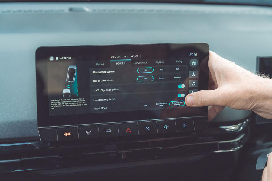 MG 4 infotainment screen