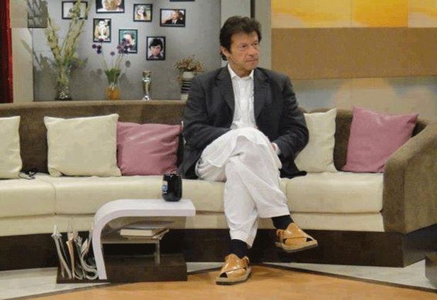 Imran Khan escapes another shoe attack in Gujrat shoe