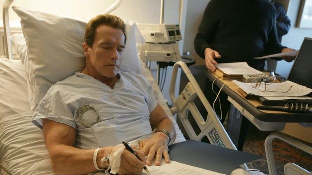 Schwarzenegger wakes from heart surgery declaring:'I'm back!' surgery