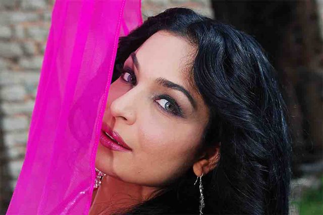 Working In Bollywood was a hard decision, says Meera Bollywood