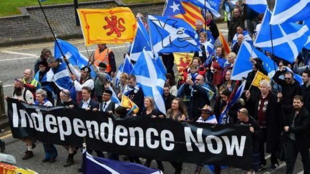 Tens of thousands march for Scottish independence Tens