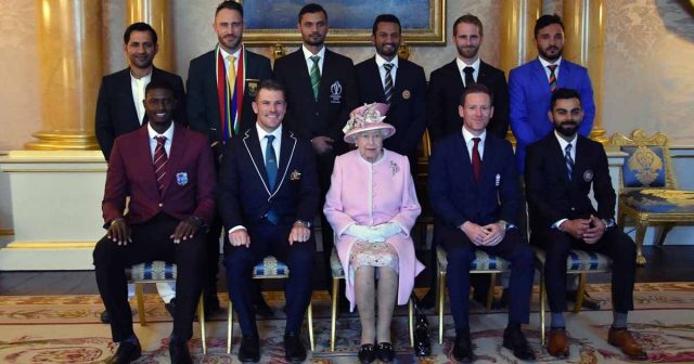 Skipper Sarfraz won hearts as he appeared in Kurta Shalwar to meet Queen Elizabeth Sarfraz