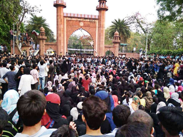 amu-row-quaid-e-azams-picture-goes-missing-after-saffron-attack