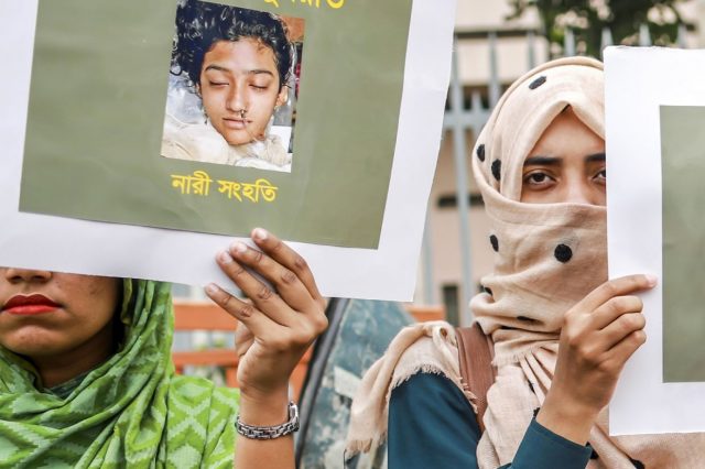 bangladesh-girl-burned-to-death-on-teachers-order-police