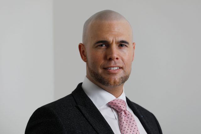 hardline-critic-of-muslims-dutch-mp-embraces-islam