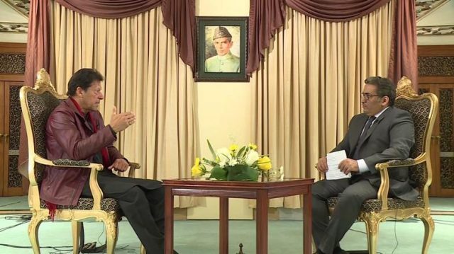imran-khans-entrance-in-medina-sparks-debate