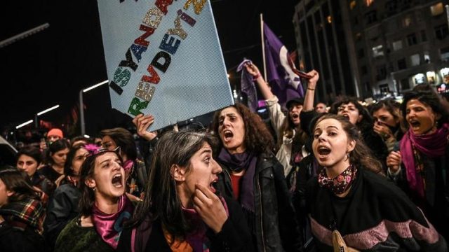 istanbul-police-fire-tear-gas-at-banned-womens-day-rally