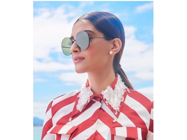 nobody-told-me-to-change-my-surname-sonam-kapoor