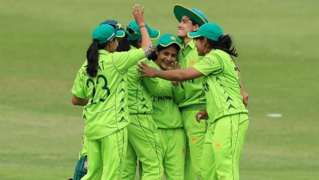 pakistani-women-and-the-bottom-of-the-table