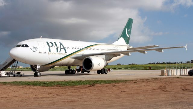 peshawar-bound-pia-flight-cleared-after-bomb-hoax