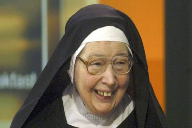 sister-wendy-beckett-nun-who-became-tv-star-dies-at-88