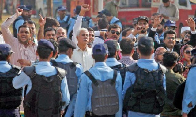 workers-protest-infront-of-imran-khans-residence-police-rangers-deployed