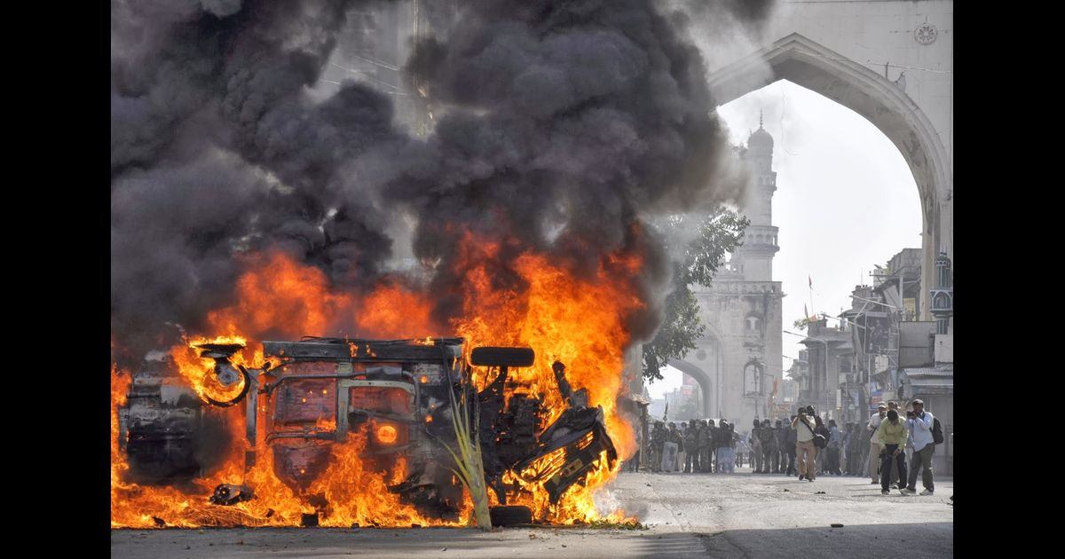 Clashes erupt in India over Aurangzeb tomb removal demand