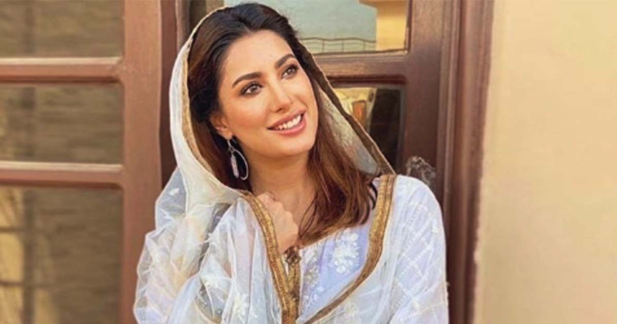 Mehwish Hayat recites soulful naat, silences critics