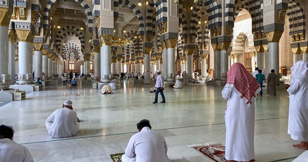 Saudi Arabia reopens mosques