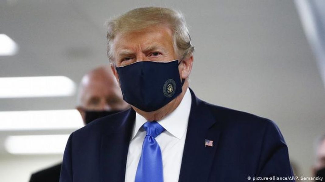 Trump wears face mask