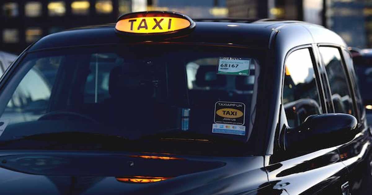 Honest Taxi Driver Hands in ,000 Tourist Forgot in Their Car