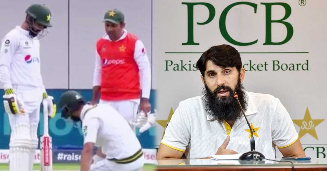 Sarfaraz Ahmed carrying drinks