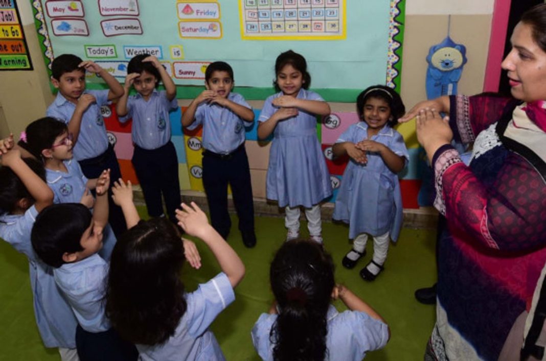 Pakistan schools reopen