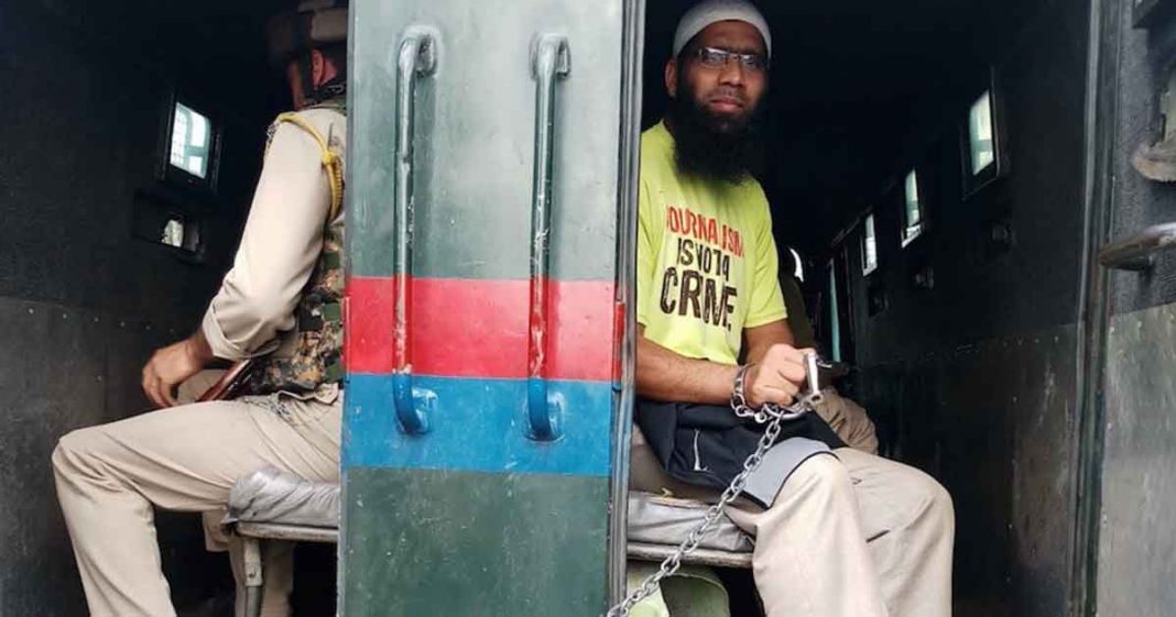 India release Kashmiri journalist