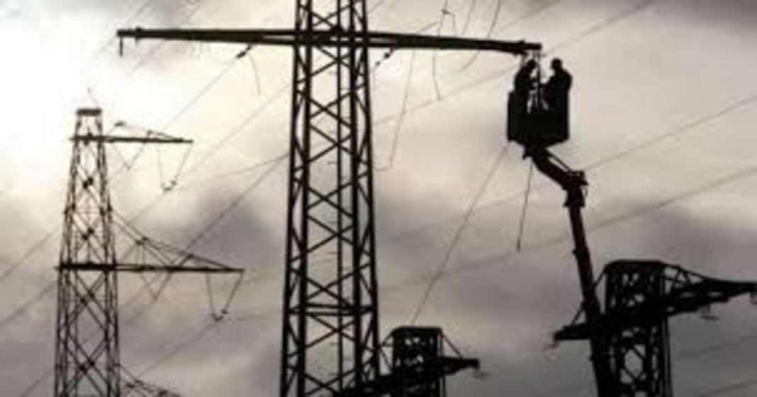 Man power pole China