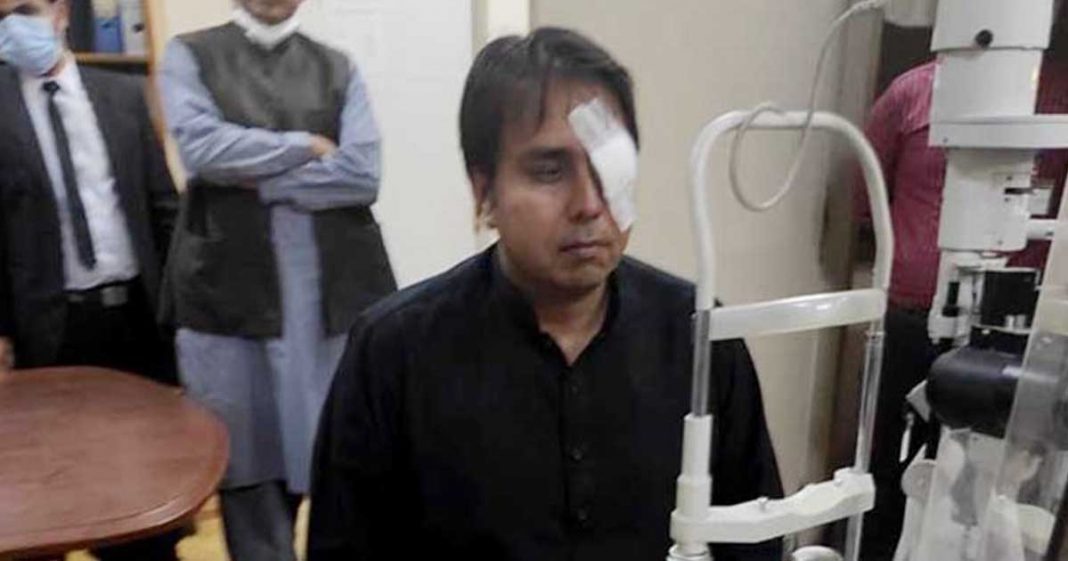 Crowd attack Shahbaz Gill