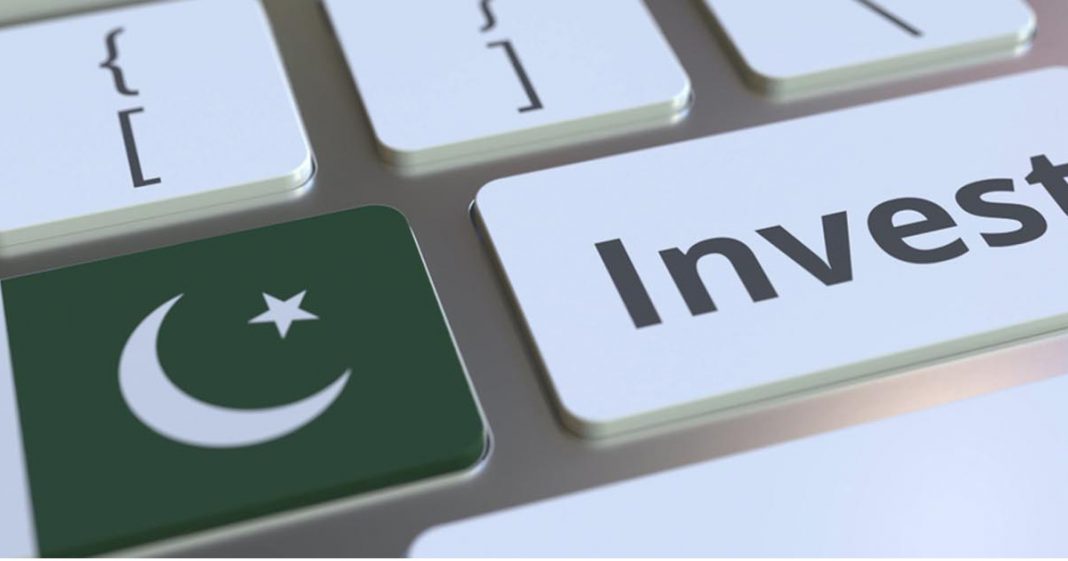 tech, Keyboard with country's flag and invest written, in tech sector