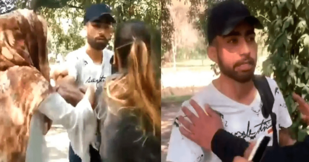 women expose man Lahore