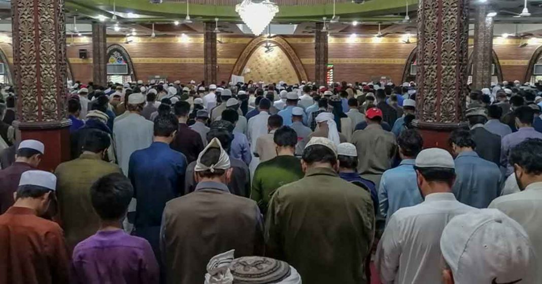 mosque full in Pakistan