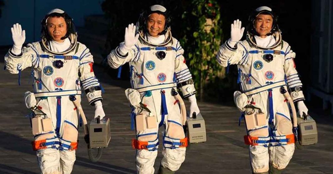 astronauts arrive space station