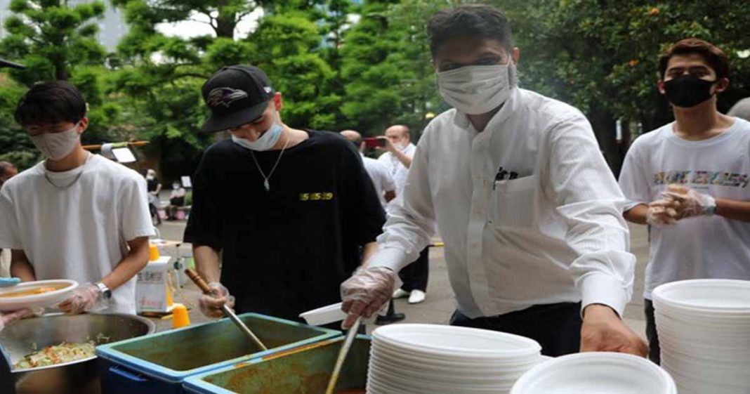 Pakistani reaching out homeless