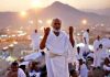 shows a man in white sheets according to islamic teachings of hajj praying to God