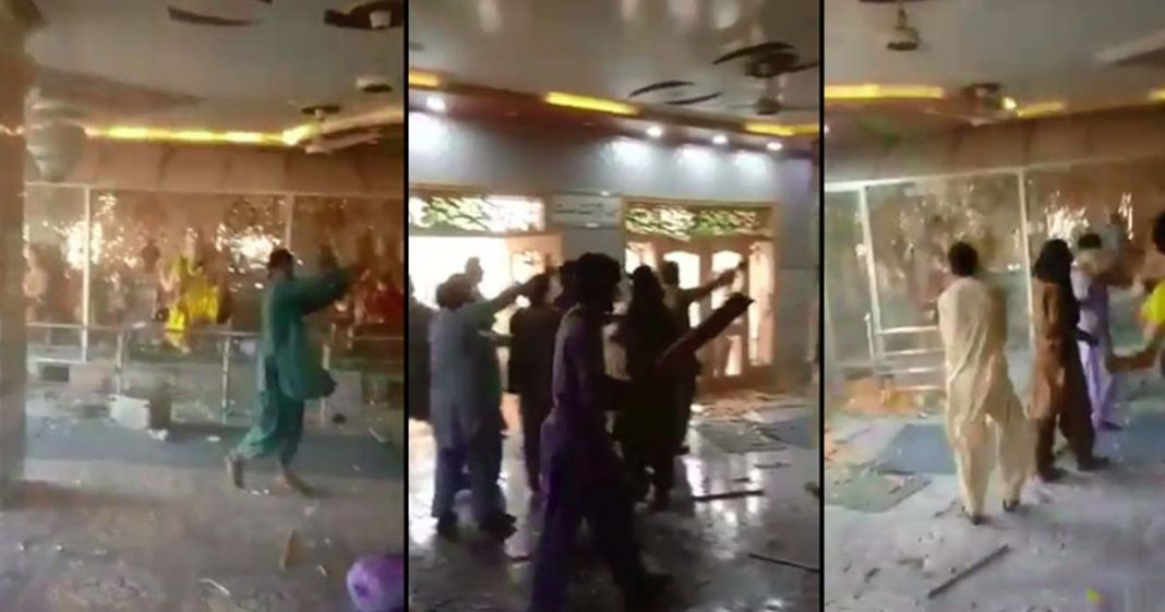 Mob attacks Hindu Temple