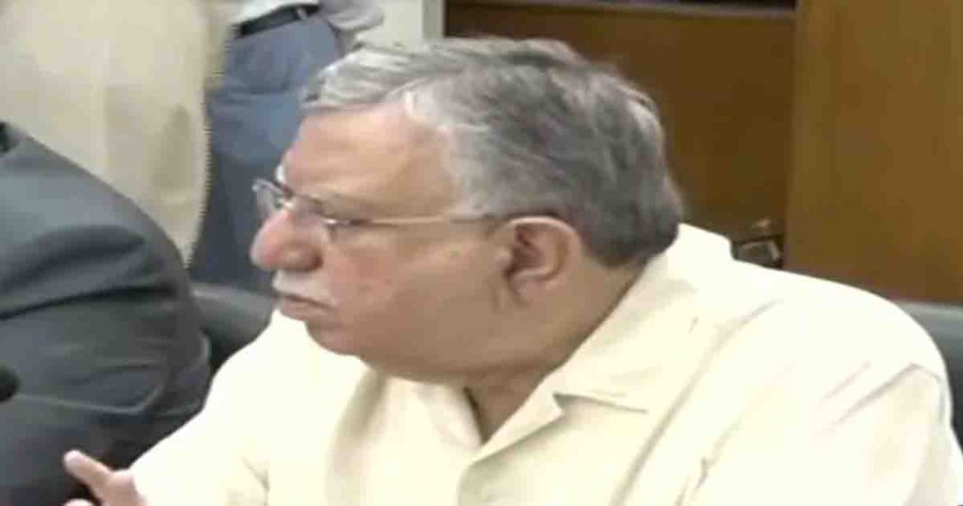 Shaukat Tarin addressing business community of Karachi