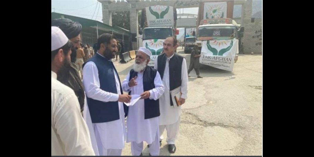 Pakistan dispatches 300-ton edibles to their Afghan brothers