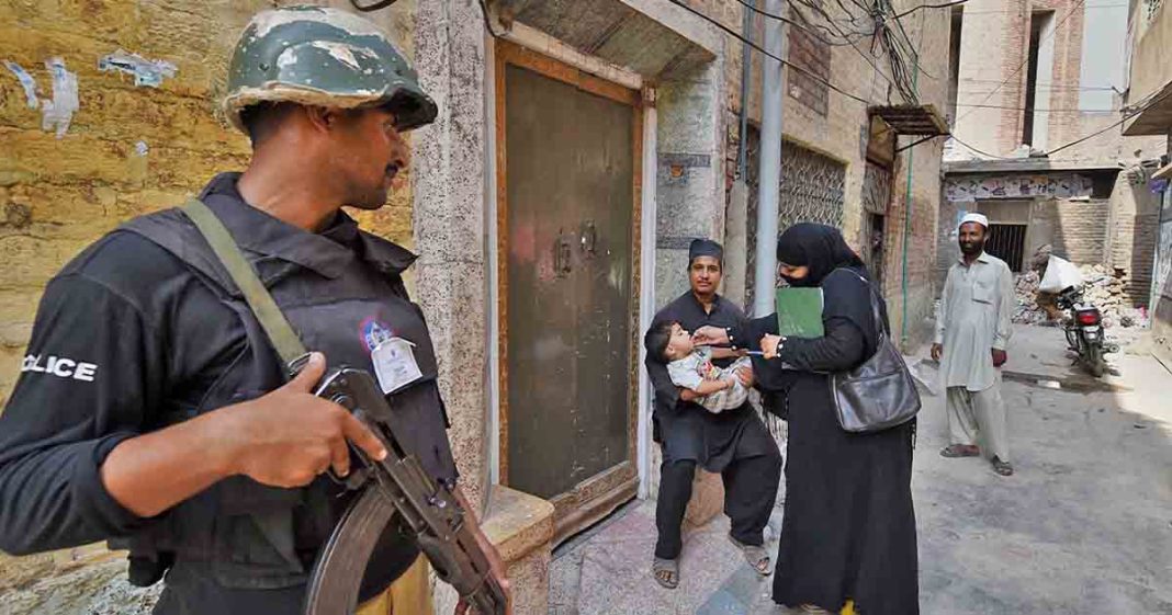 Kill policeman guarding vaccinators