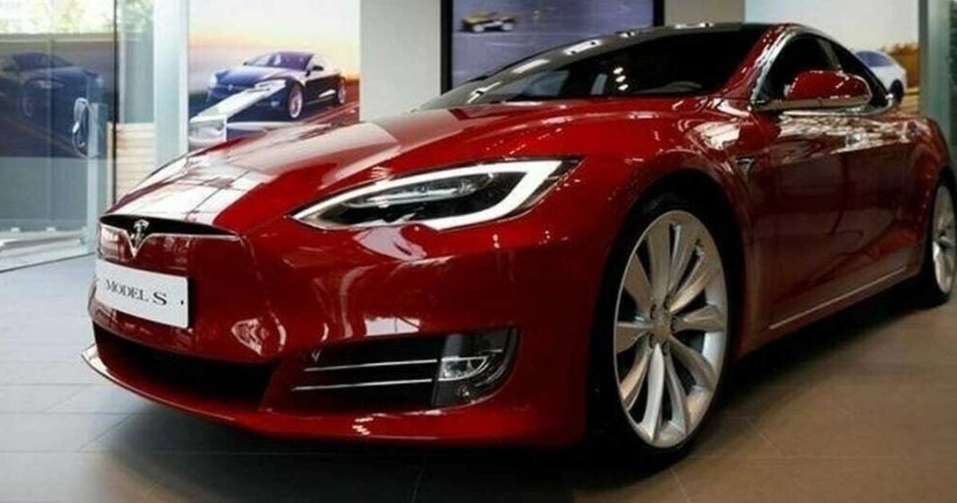 Tesla delivers cars