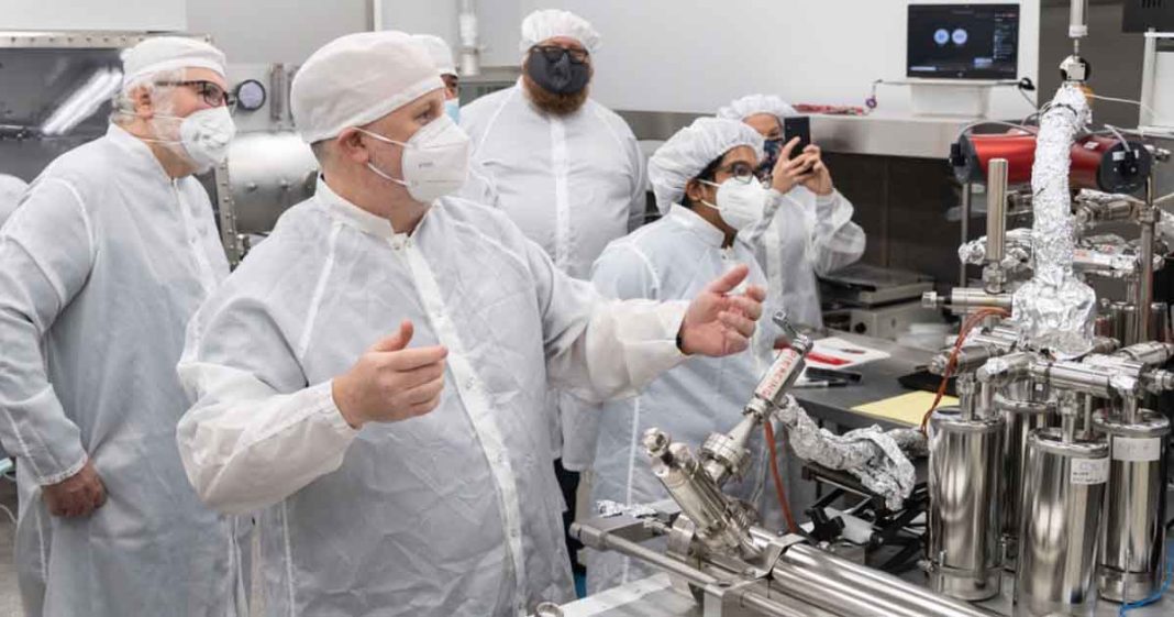 NNASA opens Moon sample