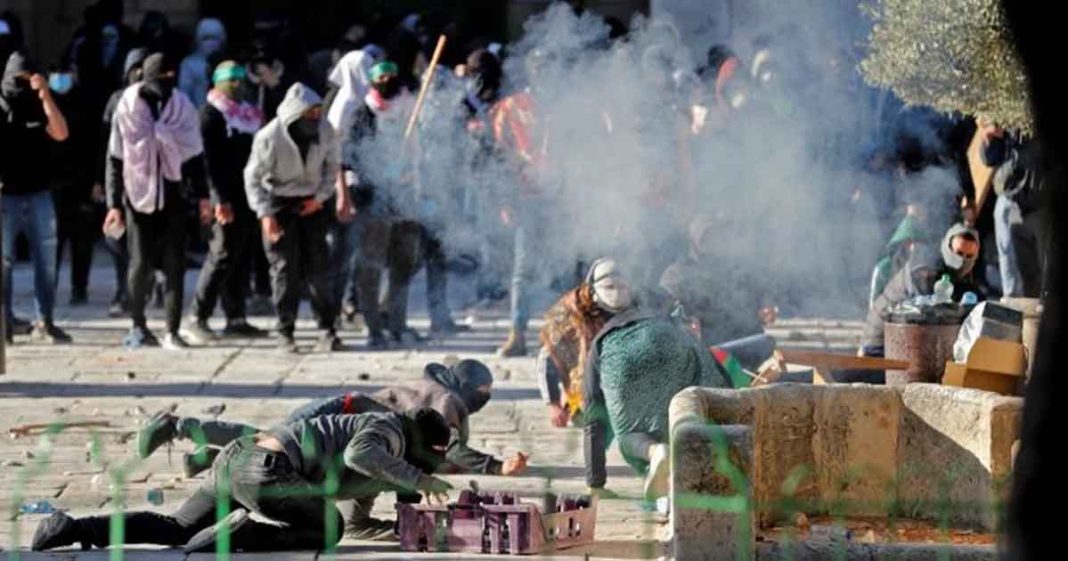 100 hurt in Jerusalem clashes
