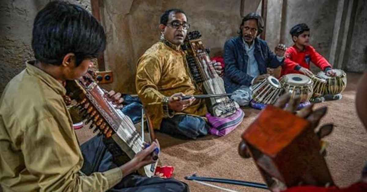 Mughal-æraen sarangi-instrumentvæsenMughal-æraen sarangi-instrumentvæsen  