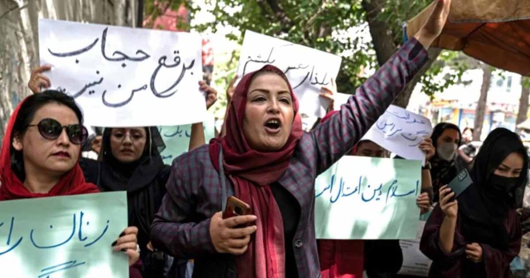 Afghan women protest Taliban