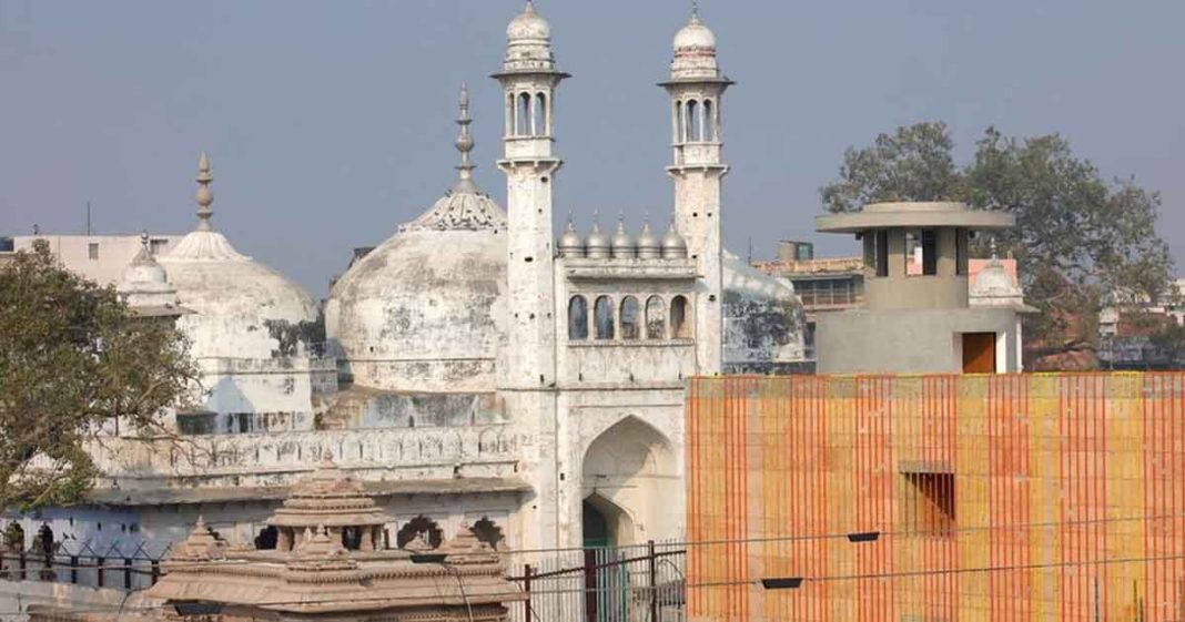Hindu stop Muslims entering Mosque
