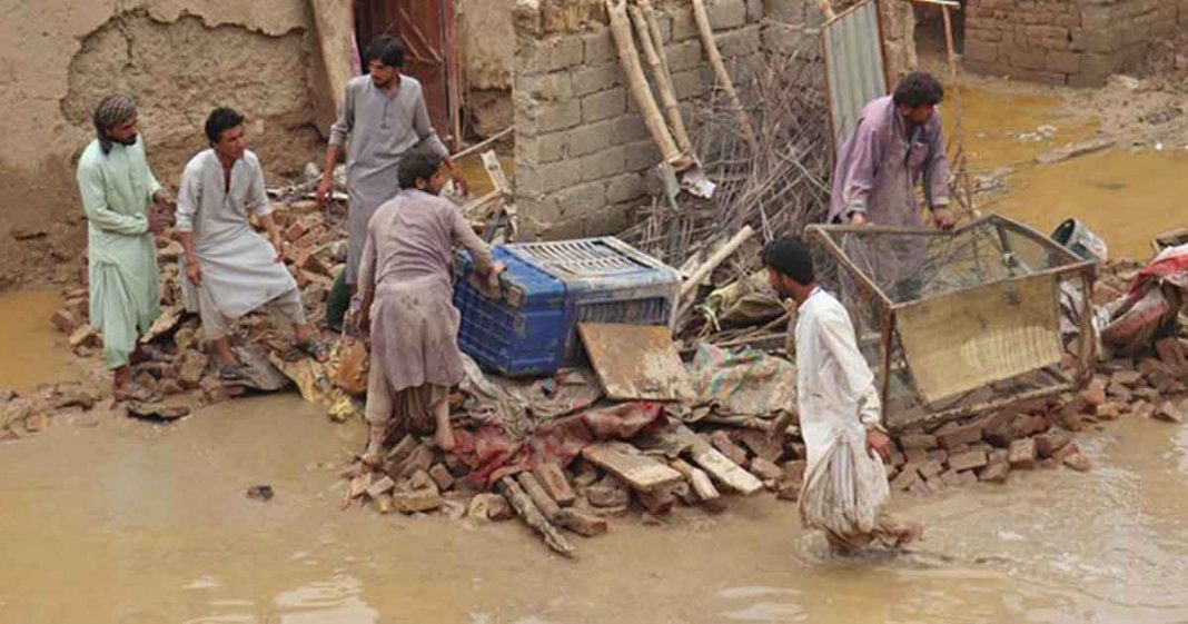 floods kill people in Pakistan