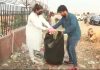 Resham picks up trash